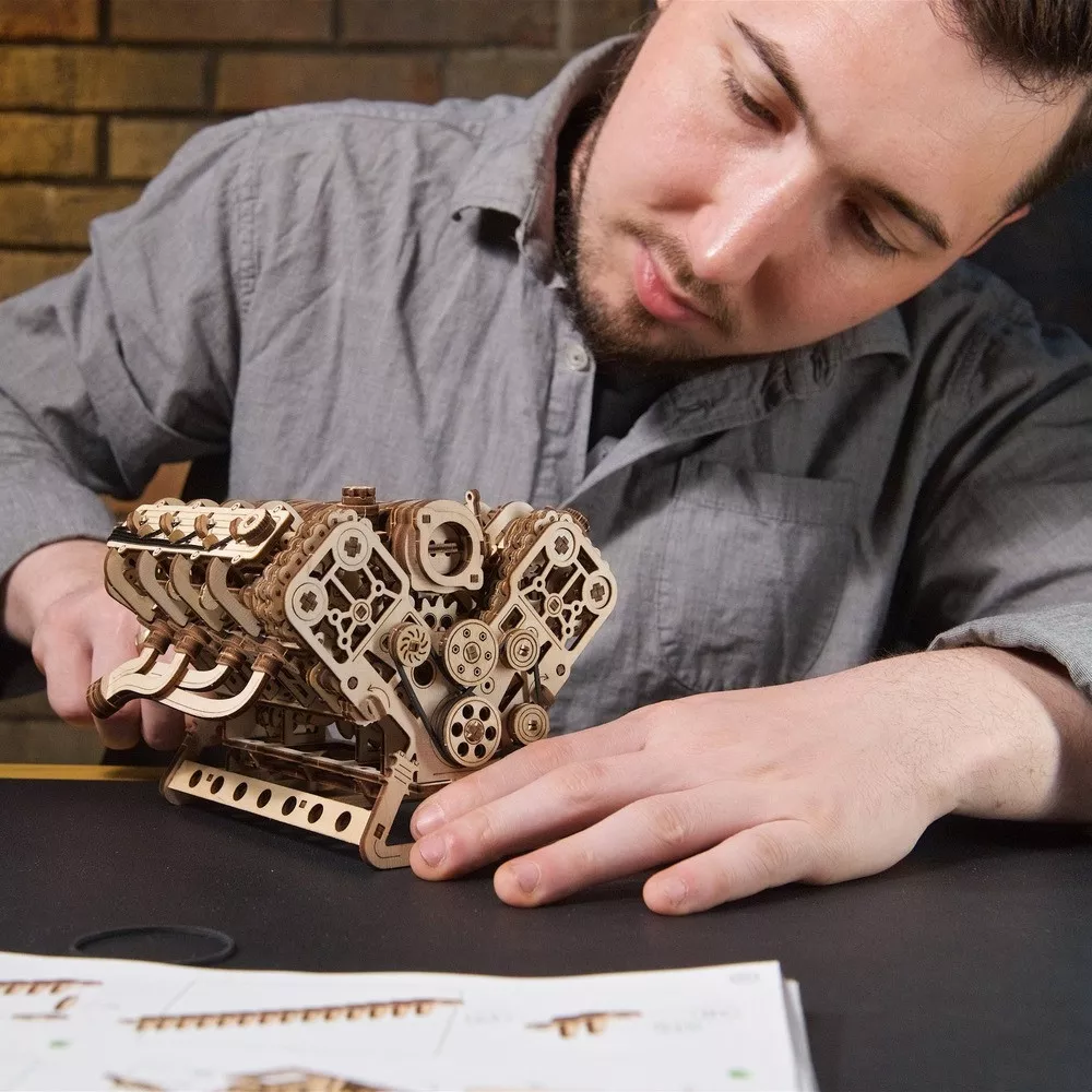 Maquette Moteur V8 Mécanique en Bois à Construire