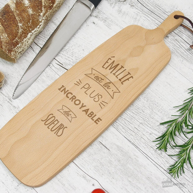 Planche à découper allongée personnalisée avec sa lanière en cuir