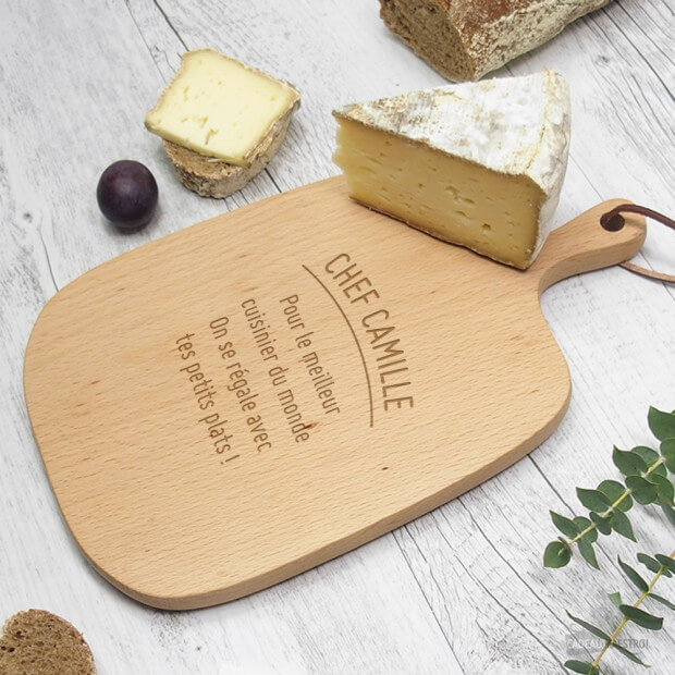Planche à découper personnalisée avec des fromages