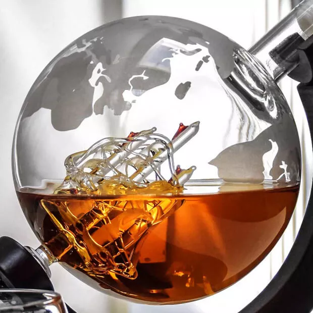 Ensemble Décanteur Globe et Verres (x2) sur Socle Bois Contenance : 850 ml de votre boisson préférée