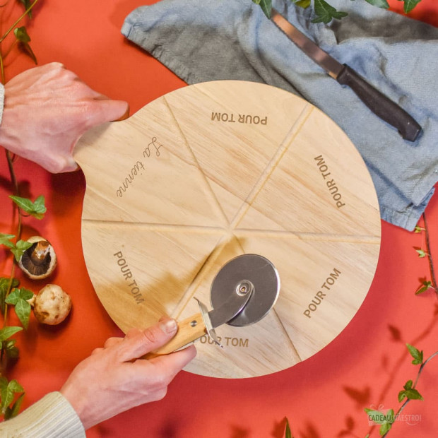 Planche à pizza en bois personnalisée et sa roulette