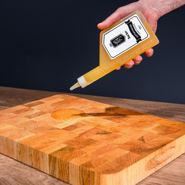 Huile de paraffine alimentaire et chamoisine pour entretenir une planche en bois