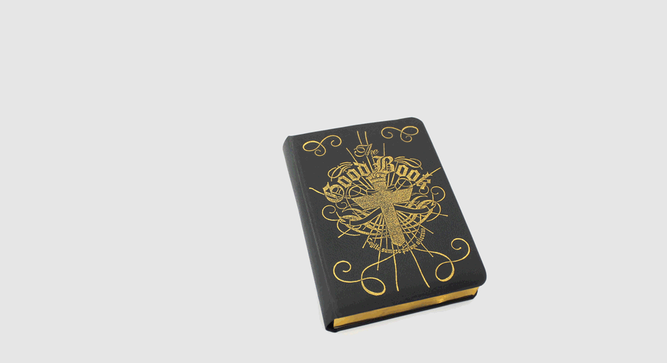 Ouverture du livre cachant la flasque The Good Book